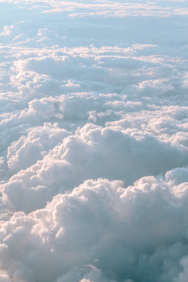 عکس هوای از ابر های سفید
