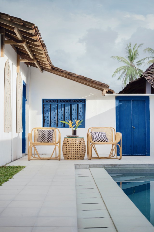 عکس حیاط خانه شیک با استخر و صندلی و پنجره های آبی