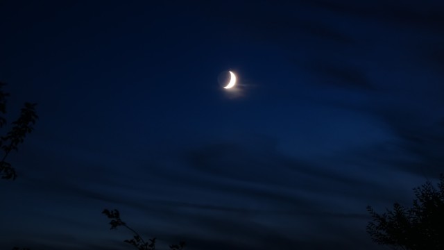 دانلود عکس والپیپر ماه نیمه شب در آسمان