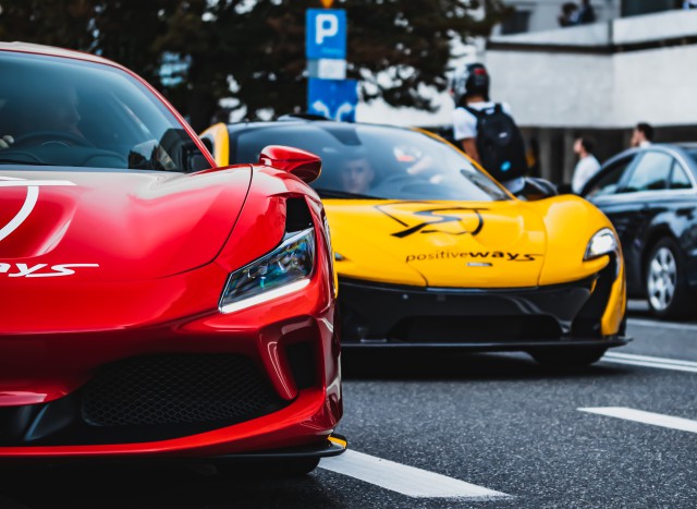 عکس ماشین های سوپر اسپورت قرمز و زرد در خیابان