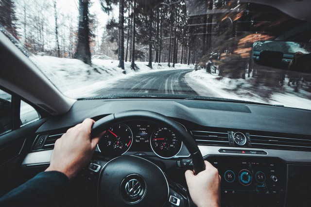 دانلود عکس رانندگی کردن در جاده برفی