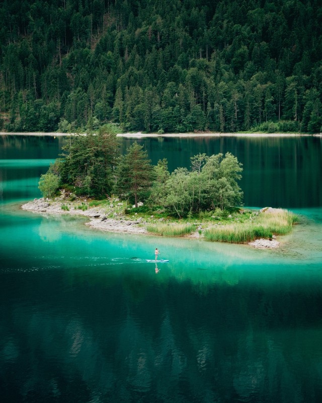 دانلود عکس دریاچه آبی رنگ زیبا