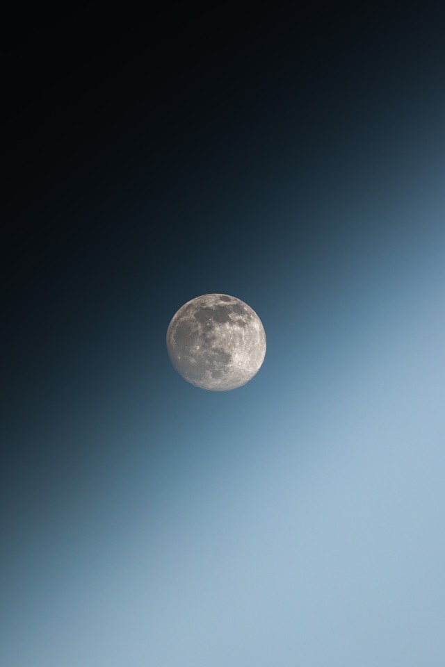 دانلود عکس ماه در اسمان آبی و مشکی