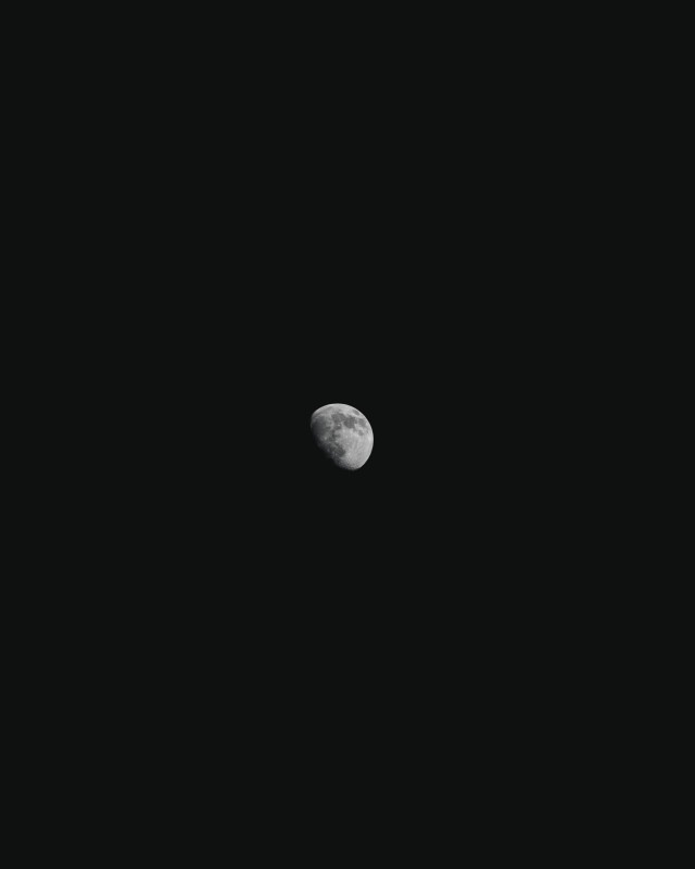 دانلود عکس ماه در آسمان تاریک