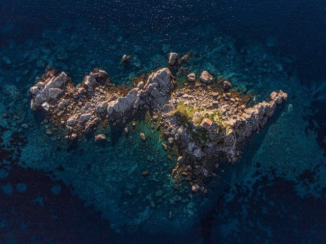 دانلود عکس جزیره در اقیانوس از نمای بالا