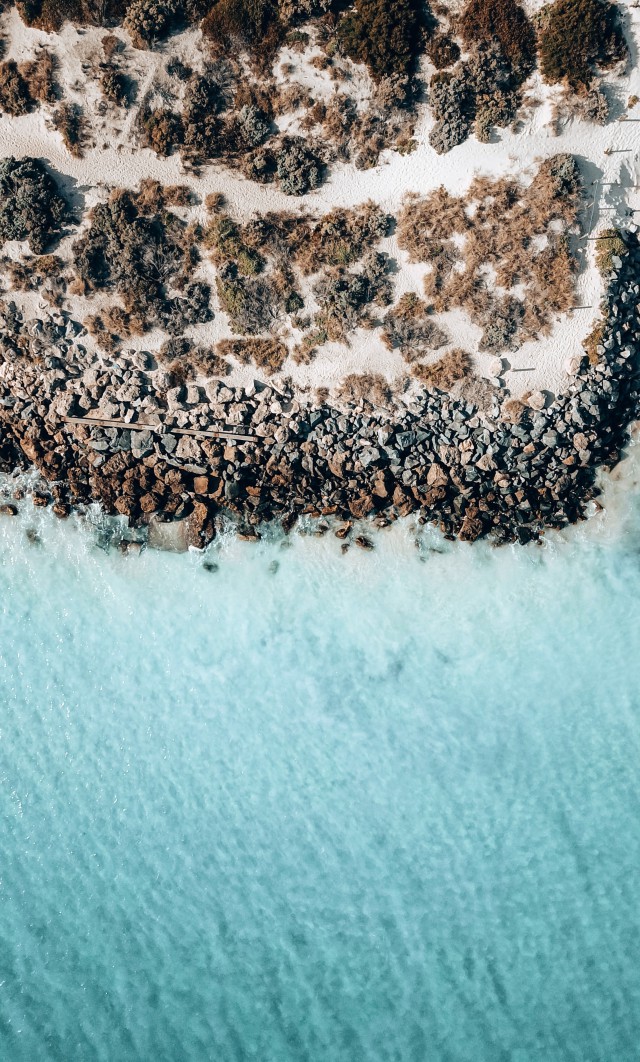 عکس منظره ساحل دریا با صخره