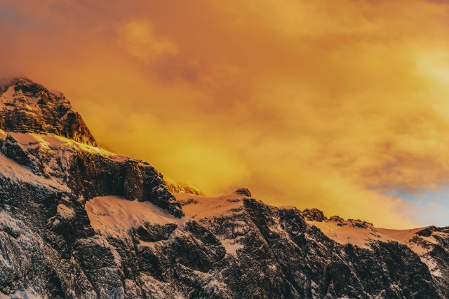 دانلود عکس والپیپر کوه های برفی زیر آسمان زرد