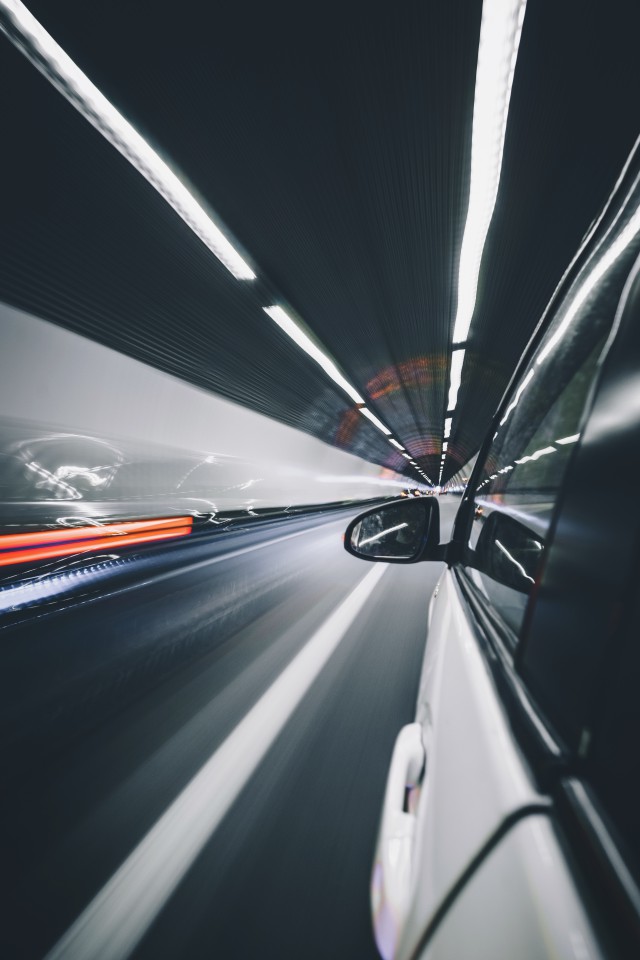 دانلود عکس رانندگی کردن در تونل با سرعت بالا