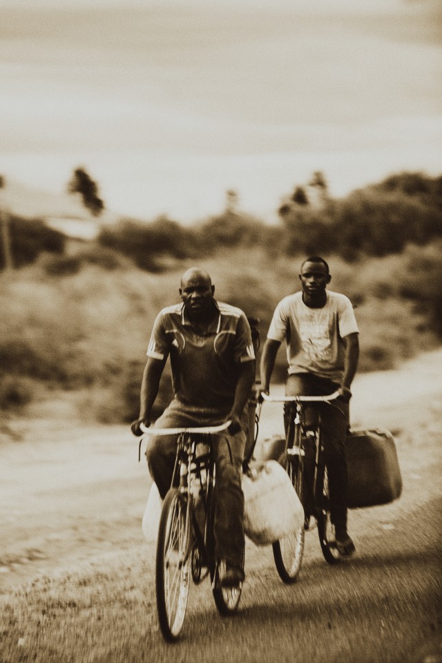 دانلود عکس والپیپر دو مرد سیاه پوست در حال دوچرخه سواری