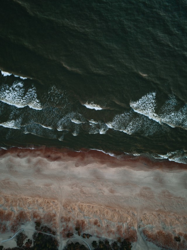 دانلود عکس والپیپر امواج کنار ساحل از نمای بالا