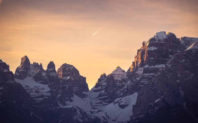 دانلود عکس کوه های برفی و طلوع خورشید