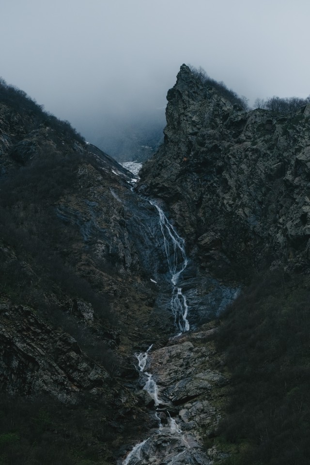 دانلود عکس والپیپر آبشار در دل کوه ها