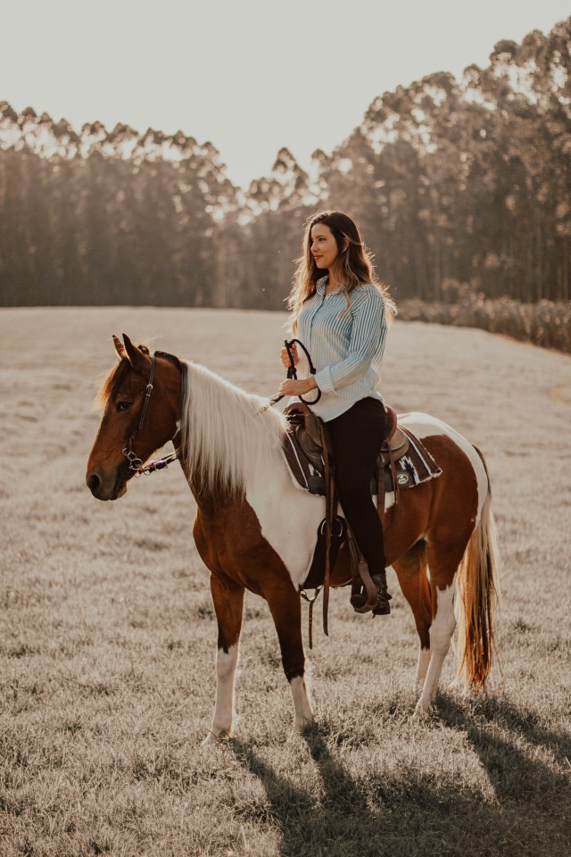 دانلود عکس دختر روی اسب