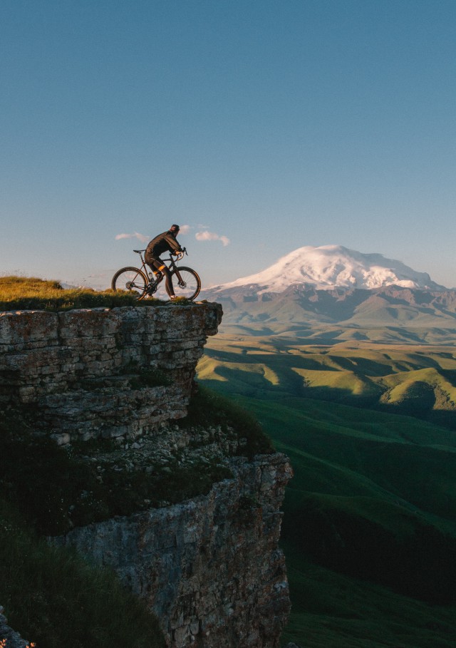 دانلود عکس دوچرخه سوار روی ارتفاع با کیفیت عالی