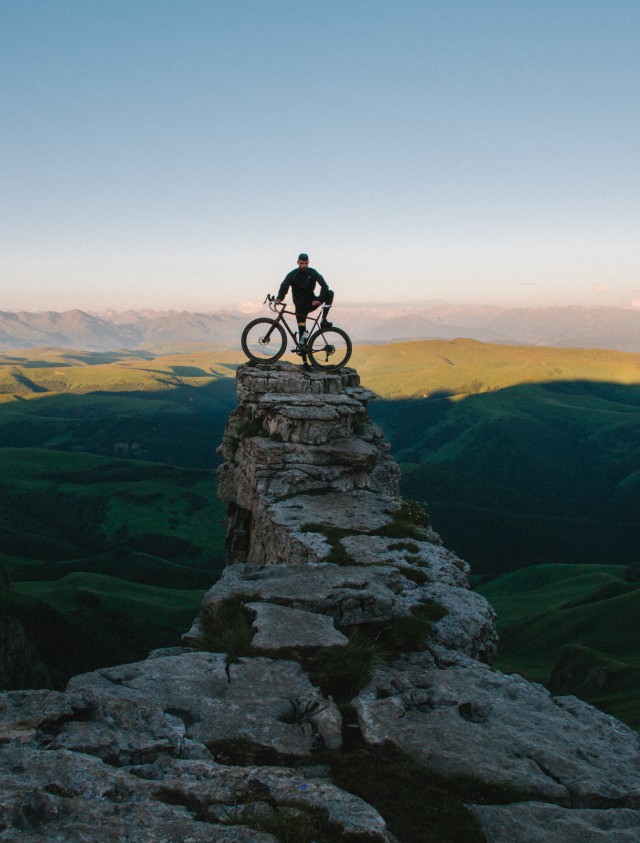 دانلود عکس پروفایل دوچرخه سوار روی صخره های مرتفع با کیفیت عالی