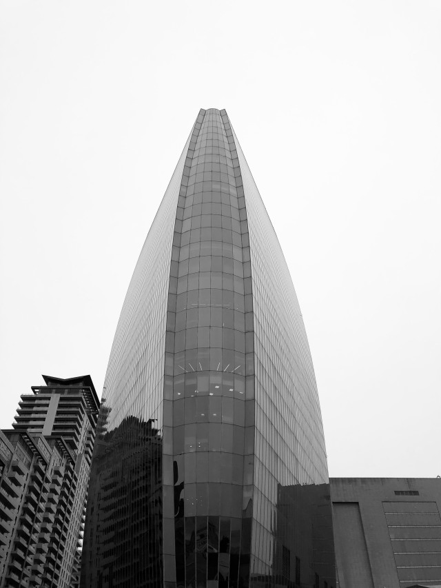 دانلود عکس برج شیشه ای بزرگ با کیفیت عالی و سیاه و سفید