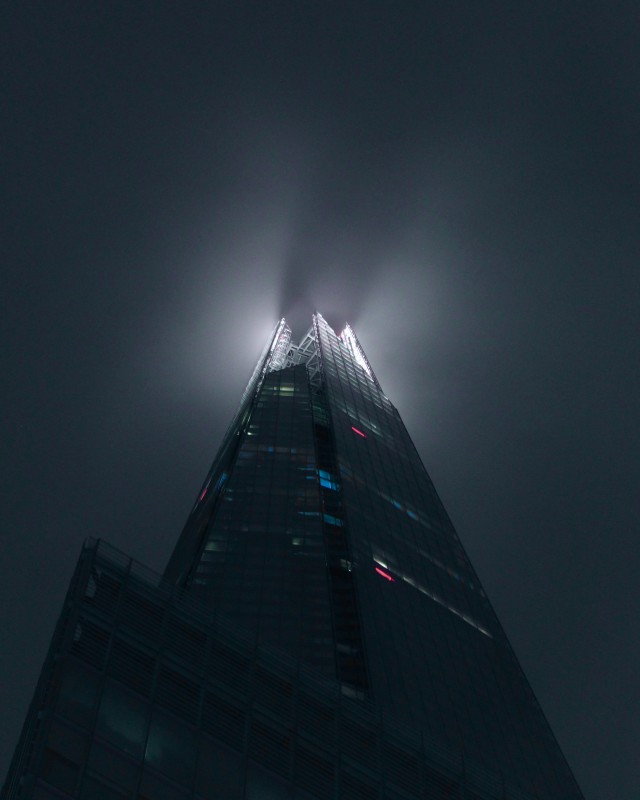 دانلود عکس برج زیبا در نمای تاریک برای بکگراند +کیفیت عالی