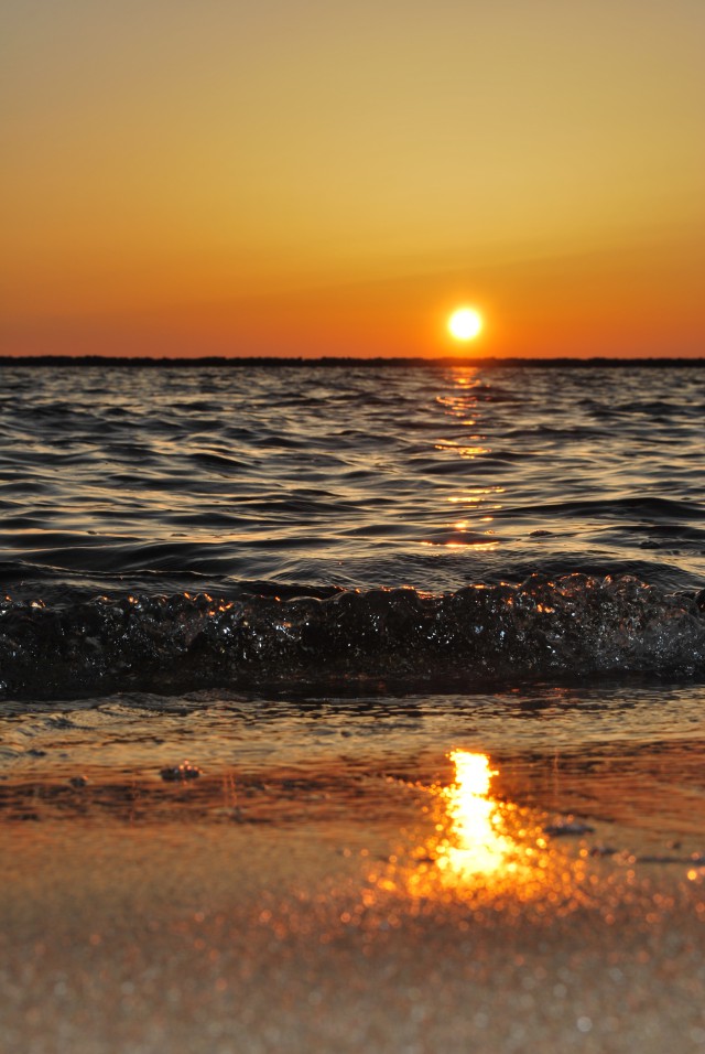 دانلود عکس موج دریا هنگام طلوع آفتاب با کیفیت عالی