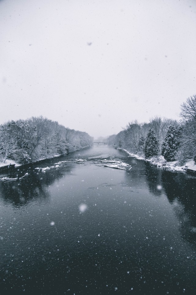 دانلود عکس بارش برف بر روی رودخانه با کیفیت عالی
