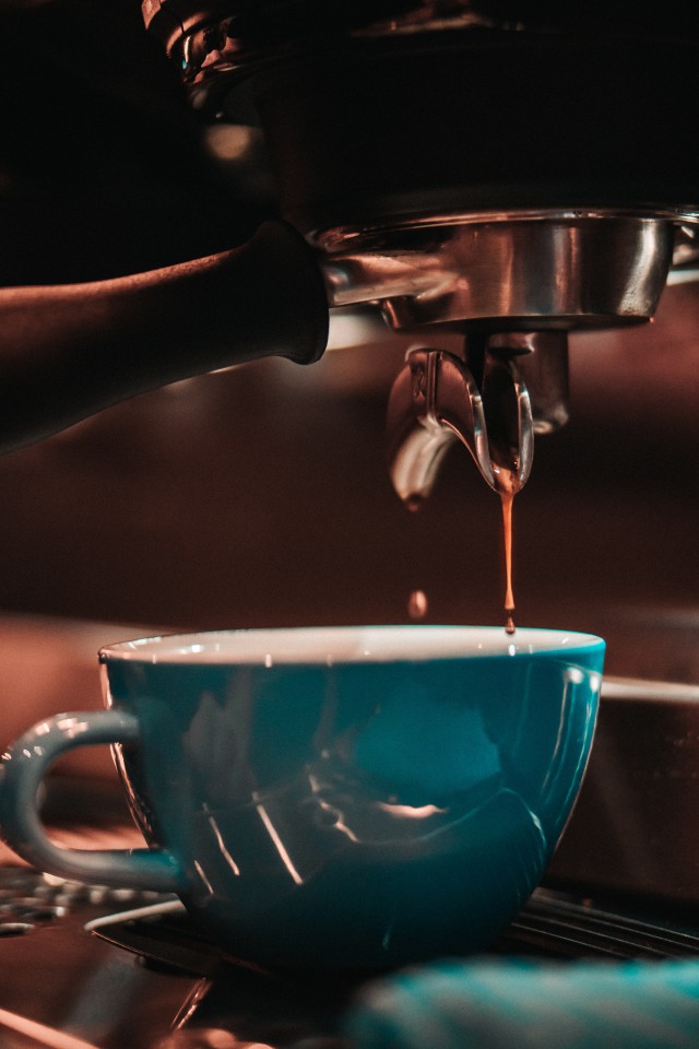 دانلود عکس فنجان قهوه آبی زیر دستگاه قهوه ساز (عالی ترین کیفیت) + FULL HD