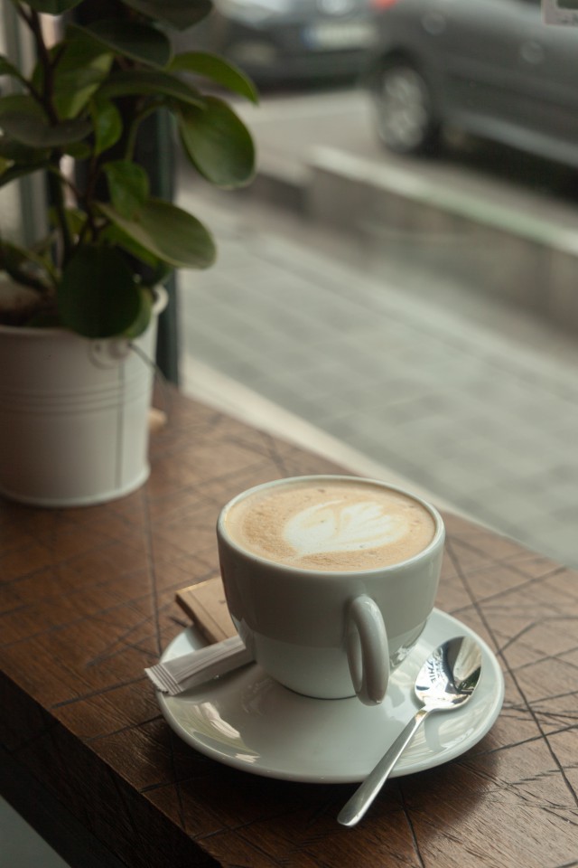 دانلود عکس فنجان قهوه پشت شیشه کافه (کیفیت عالی)