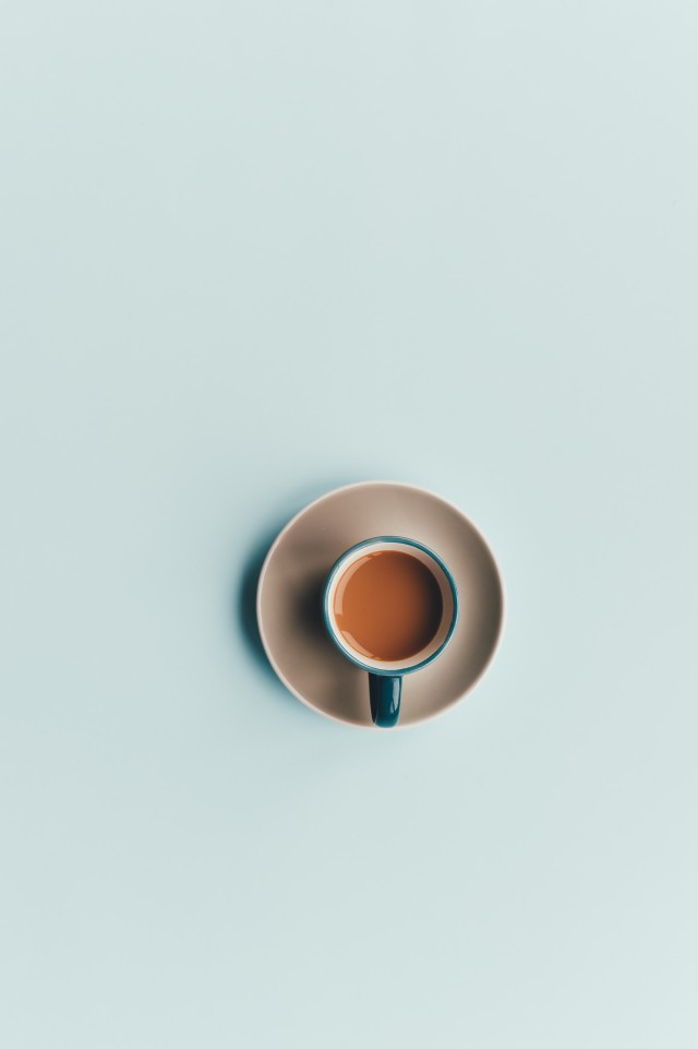 دانلود عکس والپیپر فنجان قهوه با بکگراندی ساده + کیفیت شگفت انگیز و بالا