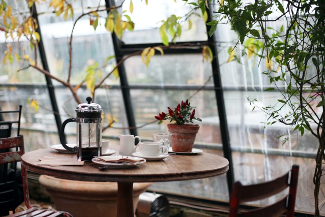 دانلود عکس قهوه روی میز کافه ی دنج + کیفیت باورنکردنی (فول اچ دی)