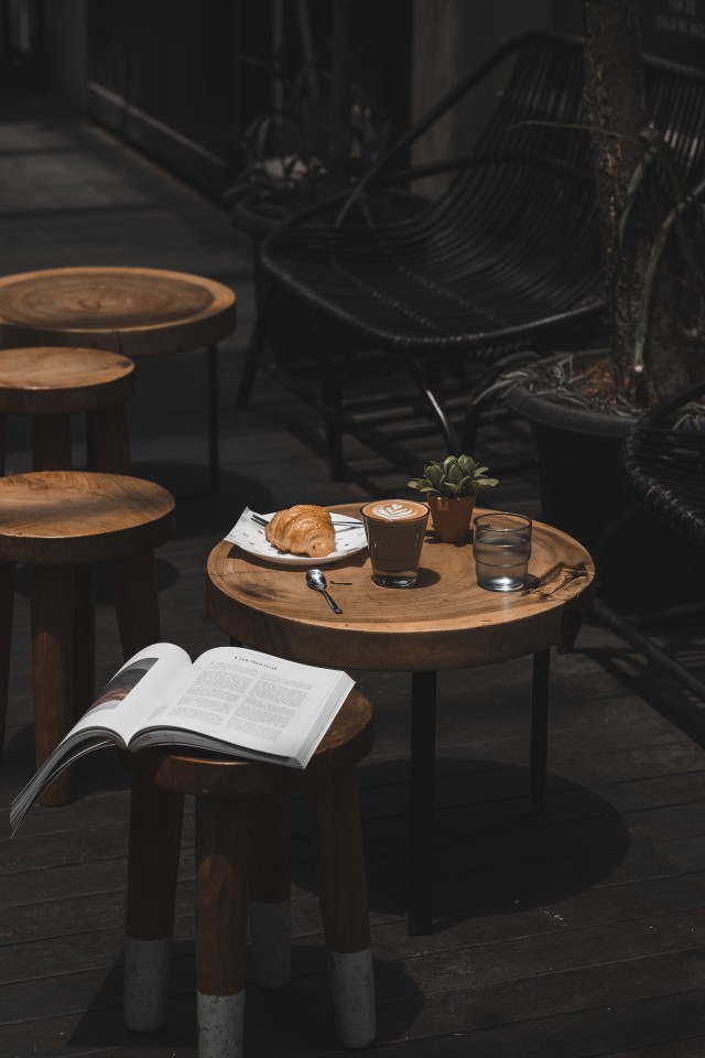 دانلود عکس مطالعه کردن در کافه + کیفیت عالی و مخصوص پروفایل