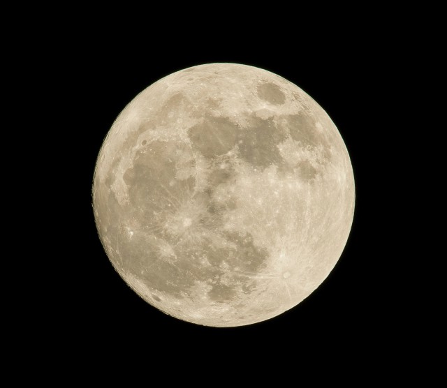دانلود عکس زوم شده بر روی ماه کامل با کیفیت عالی