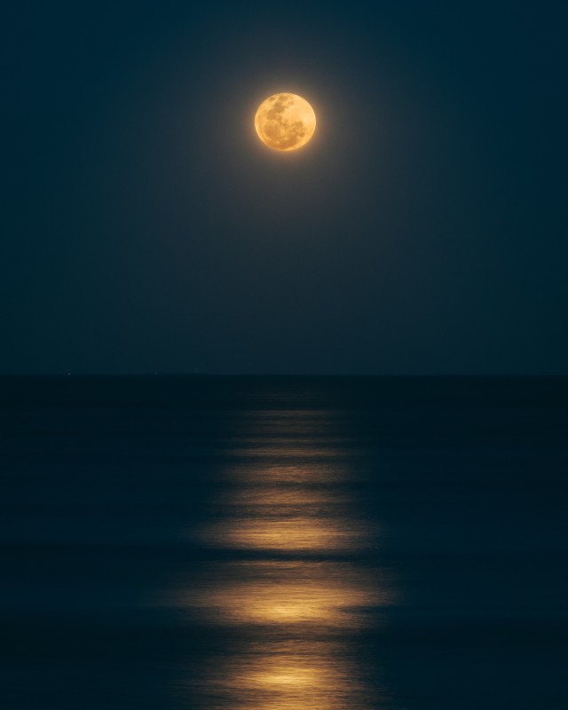 دانلود عکس ماه کامل بالای دریا با کیفیت عالی
